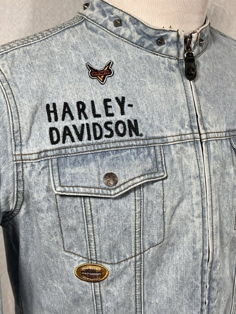 Women’s Sz XL Harley Davidson Denim Jacket Patches Studs Distressed Light Blue - Picture 3 of 13